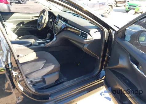 2018 Toyota Camry Le z USA, uszkodzony, nr VIN 4T1B11HK7JU099097